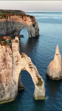 Güneş Etretat 'ın üzerinde batarken nefes kesici uçurumlar ve eşsiz kaya oluşumları Normandy' nin sakin bir atmosferdeki güzelliğini gözler önüne seriyor..