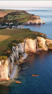 Etretat, Normandiya 'daki mavi sularda çarpıcı uçurumlar dramatik bir şekilde yükselir. Bu nefes kesen kıyı bölgesi doğal güzelliğini ve eşsiz kaya oluşumlarını gözler önüne seriyor. Keşif için mükemmel..