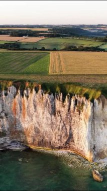 Normandiya 'daki Etretat' ın büyüleyici kayalıklarını keşfedin. Güneşin engebeli kıyıların ve yemyeşil tarlaların üzerinde battığı, güzel bir sahil deneyimi yaratan,.
