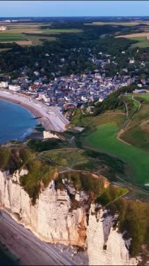 Etretat 'ın güzelliğini tecrübe edin, Fransa' nın Normandiya şehrinde büyüleyici bir sahil kasabası. Etkileyici beyaz kayalıklara bakın ve güneşli bir günde huzurlu sahil manzarasının tadını çıkarın..