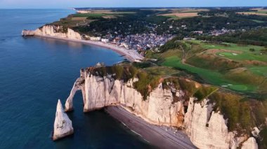Normandiya 'nın görkemli kayalıklarını ve sakin sahil şeridini keşfedin. Doğal güzelliğin büyüleyici köy hayatıyla buluştuğu yer. Gün batımındaki eşsiz manzaraya tanık olun..