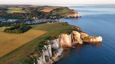 Etretat, Normandiya 'nın nefes kesici manzaraları canlı günbatımına ve dingin sulara karşı görkemli beyaz uçurumlar sergiliyor. Bu büyüleyici bölgede keşif ve maceraya davetiye çıkarıyor..