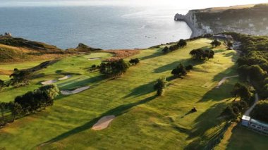Etretat, Fransa 'nın güzelliğini dramatik uçurumlara ve ışıldayan okyanusa karşı kurulmuş manzaralı golf sahasıyla yaşayın. Normandiya 'nın huzuru içinde huzurlu manzaraların tadını çıkarın..