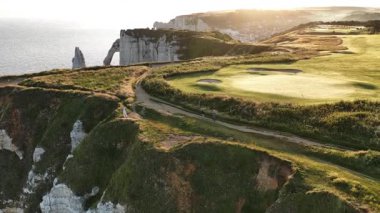 Normandiya 'da Etretat' ın çarpıcı kıyı şeritleri boyunca dolaşmak, ikonik tebeşir kayalıklarını aydınlatan altın günbatımlarına tanıklık etmek ve bir golf turunun keyfini çıkarmak..