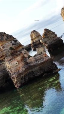 Portekiz 'deki Algarve sahil şeridinin nefes kesici güzelliğini deneyimleyin. Berrak mavi sulardan yükselen eşsiz kaya oluşumlarıyla. Doğa aşıkları ve kaşifler için mükemmel..