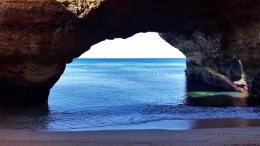 Güzel Algarve kıyıları boyunca uzanan Benagil mağarası muhteşem kaya oluşumlarını ve turkuaz sularını sergiliyor, kano ya da yüzmek için mükemmel. Unutulmaz bir deneyim için ziyaret edin..