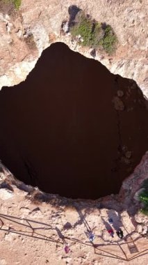 Portekiz 'in Algarve bölgesinde bulunan Benagil mağarasının nefes kesici güzelliğine hayret ediyorum..