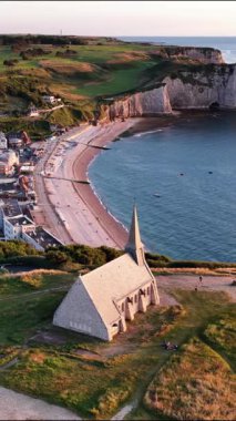 Fransa 'daki Etretat' ın ikonik tebeşir kayalıklarını, kumlu plajlarını ve günbatımında büyüleyici köy yaşamını görmek. Doğal güzellikte görsel bir yolculuk bekliyor..