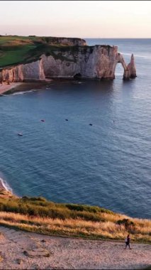 Etretat ikonik kayalıklarının ve sakin suların güzelliğini hissedin. Bu nefes kesici konum, gün batımında doğa harikası ve açık hava rahatlığının mükemmel bir karışımını sunuyor..