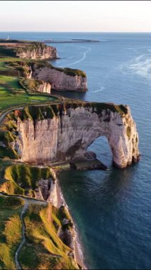 Fransa kıyıları boyunca uzanan görkemli Etretat kayalıklarını yukarıdan izleyin. Gün batımında kemerlerin, kayalıkların ve canlı yeşil manzaraların doğal güzelliğine tanık olun..