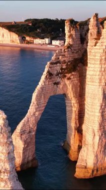 Etretat 'ın nefes kesen yüksek uçurumlarını ve eşsiz kaya oluşumlarını tecrübe edin. Günbatımının altın ışığı huzurlu kıyı manzarasını güzelleştirir, doğa severler için mükemmeldir..