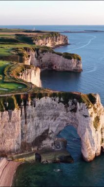 Fransa 'nın etretat kayalıklarını yukarıdan keşfedin. Karmaşık kaya oluşumlarını, gür yeşillikleri ve canlı mavi okyanusu gösterin. Şahit doğası büyüleyici bir manzara..