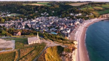 Fransa 'daki Etretat' ın nefes kesici hava perspektifini keşfedin, dramatik uçurumları, sahil şeridini ve köyün tuhaf mimarisini ortaya çıkarın..
