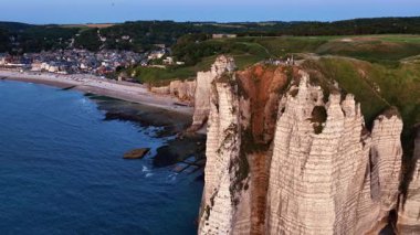 Fransa 'daki Etretat uçurumlarının çarpıcı hava perspektifini tecrübe edin..
