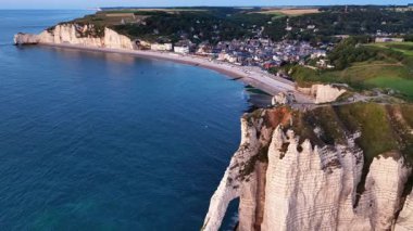 Fransa 'daki Etretat' ın büyüleyici uçurumlarını havadan izleyin. Sakin kıyı şeridi, canlı mavi sular ve büyüleyici kasaba unutulmaz bir manzara yaratır..