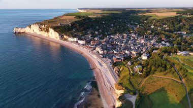 Fransa 'nın kıyı kasabası Etretat' ın çarpıcı hava manzarasını keşfedin. Gün batımında dramatik uçurumlara, kumlu plajlara ve manzaralı çevreye hayran kalırsınız..