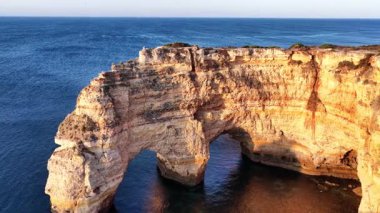Algarve, Portekiz 'in nefes kesici güzelliğini keşfedin, sarp kayalıklar, eşsiz kaya oluşumları ve ışıldayan Atlantik Okyanusu. Doğa aşıkları için mükemmel bir yer..