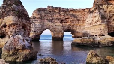 Portekiz 'in nefes kesen Algarve sahil şeridini eşsiz kaya oluşumlarının havadan görüntüleriyle keşfedin. Huzurlu sular, sanatsal özelliklerle tanımlanmış pitoresk bir manzara yaratır..