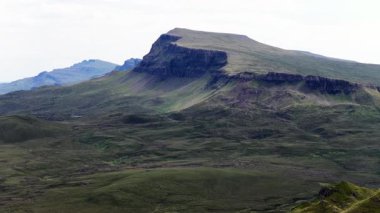 İskoçya 'daki Skye Adası' nın nefes kesici hava manzarasını araştırın. Bu olağanüstü konumu tanımlayan büyüleyici dağları ve canlı manzaraları tecrübe edin..