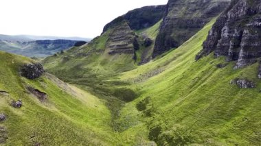 İskoçya 'daki Skye Adası' nın büyüleyici hava perspektiflerini keşfedin. Bu ikonik konumu tanımlayan yemyeşil vadileri ve etkileyici kaya oluşumlarını tecrübe edin..