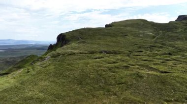 İskoçya 'daki Skye Adası' nın nefes kesici hava görüntüleri. Dramatik uçurumları, yemyeşil tepeleri ve bu büyüleyici adanın doğal güzelliğini ortaya çıkaran geniş manzaraları keşfedin..