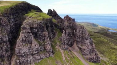 İskoçya 'daki Skye Adası' nın nefes kesici manzarasını yukarıdan keşfedin. Dramatik uçurumlara, yemyeşil çimenlere ve bu olağanüstü yeri tanımlayan geniş mavi sulara tanık olun..