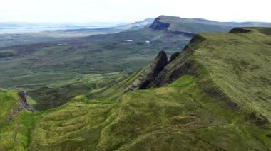 İskoçya 'daki Skye Adası' nın nefes kesen güzelliğini, dramatik uçurumlarını, yemyeşil vadilerini ve berrak bir gökyüzünün altındaki sakin sularını keşfedin. Gizli mücevherleri keşfetmek.