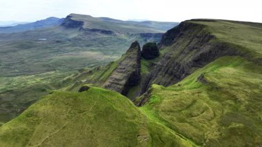 Dramatik uçurumları ve yemyeşil vadileriyle Skye Adası 'nın çarpıcı güzelliğine tanık olun. Bu hava manzarası Scotlands Highlands 'ın el değmemiş manzaralarını yansıtıyor..