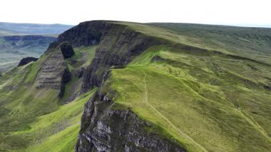 İskoçya 'daki Skye Adası' nın nefes kesici hava manzarası görkemli uçurumları, yemyeşil tepeleri ve güneşin doğuşundaki büyüleyici doğal güzellikleri gözler önüne seriyor..