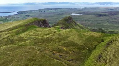 Skye Adası 'nın çarpıcı hava keşfi yeşil tepelerini, engebeli uçurumlarını ve kıyı manzaralarını gözler önüne seriyor. İskoçya 'nın güzelliğini tecrübe edin. Doğal manzaralar ve huzurlu bir ortam..