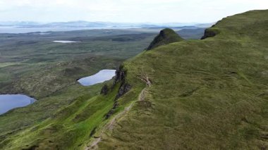 Yukarıdan Skye Adası 'nın çarpıcı güzelliğini yaşayın. Dramatik uçurumlarını, yemyeşil ve sakin göllerini görün. Doğanın güzelliği her yöne doğru yayılır..