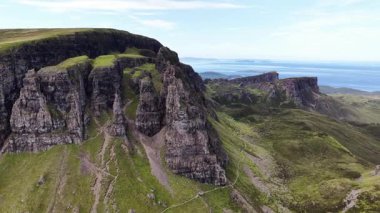Skye Adaları 'nın nefes kesici manzaraları engebeli uçurumlar ve yukarıdan yemyeşil alanlar. Bu hava manzarası, adaların eşsiz doğal güzelliklerini ve sakin sahil şeridini gösteriyor..