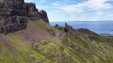 Skye Adaları 'nın heybetli, engebeli uçurumlarını ve yukarıdan yemyeşil bahçelerini tecrübe edin..