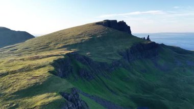 Skye Adası 'nın güzelliğini havadan gözlemle. Bu ikonik İskoç manzarasını tanımlayan yemyeşil tepeler, sarp kayalıklar ve dramatik kaya oluşumlarına hayranım..
