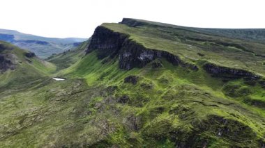 İskoçya 'daki Skye Adası' nın çarpıcı hava manzarası. Dramatik uçurumlarını, yemyeşil vadilerini ve engin gökyüzünün altındaki sakin manzaralarını keşfedin..