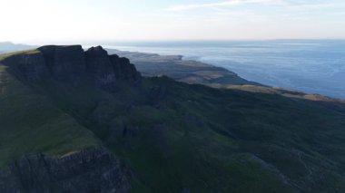 Gökyüzünden Skye 'ın çarpıcı adasını keşfedin, dramatik uçurumlarını ve el değmemiş sahil şeridini akşamın yumuşak ışığında ortaya çıkarın. İskoçya ikonik adasının doğal güzelliğini tecrübe edin..