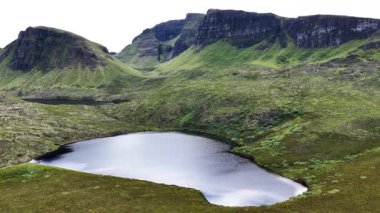 Skyes Adası 'nın nefes kesici hava perspektifini tecrübe edin. Bu konum bereketli yeşillik manzaraları, dramatik uçurumlar ve berrak bir gökyüzünün altındaki sakin sular sunar..