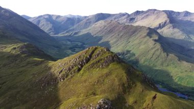 İskoçya 'daki Skye Adası' nın nefes kesici hava manzarası, el değmemiş doğal güzellikteki kayan tepeleri ve çarpıcı vadileri aydınlatıyor..