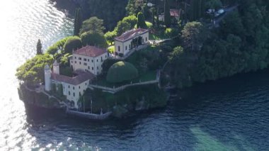 Como Gölü kıyısındaki Villa Balbianello 'nun nefes kesici hava perspektifine hayran kaldım. Bu tarihi villa, sakin sularla çevrili yemyeşil bahçeleri ve olağanüstü mimariyi barındırıyor..