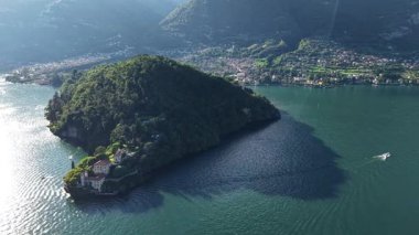 Como Gölü 'ndeki Villa Balbianello' nun nefes kesici manzarası. Bu çarpıcı malikane yemyeşil ve sakin suların arasına yerleşmiş, İtalyan doğal güzelliklerini ve zengin tarihini gözler önüne seriyor..