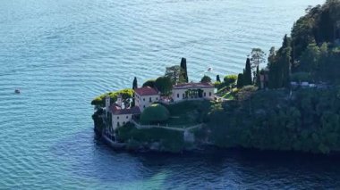 Como Gölü kıyısındaki tarihi bir villa olan Villa Balbianello 'nun çarpıcı hava manzarasını keşfedin. Güzel sular ve yeşilliklerle çevrili mimarisinin zarafetini hissedin..