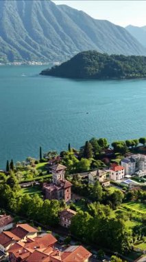 Tremezzo 'daki Como Gölü' nün göz kamaştırıcı hava manzarasını deneyin. Canlı yeşillikler, görkemli evler ve görkemli dağlarla çevrili sakin sular..