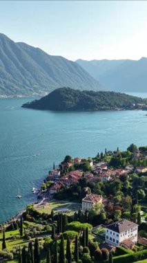 Como Gölü 'nün güzelliğini yukarıdan yaşayın. Huzurlu sularla çevrili, çarpıcı dağlar ve yemyeşil yemyeşil ağaçlarla çevrili güzel Tremezzo kasabasını vurgulayın..