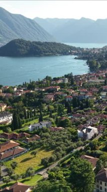 Bu manzara Como Gölü 'nün nefes kesici güzelliğini ve kıyı şeridi boyunca uzanan Tremezzo' yu gözler önüne seriyor. Yeşillik, büyüleyici villalar ve dingin göl büyüleyici bir atmosfer yaratır..