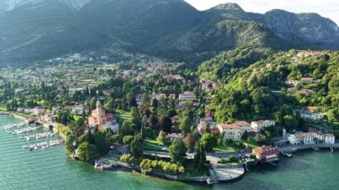 Tremezzo 'daki Como Gölü' nün büyüleyici hava perspektifini tecrübe edin. Güzel kıyı şeridini, büyüleyici villaları ve görkemli dağların arka planına karşı canlı yeşillikleri sergileyin..