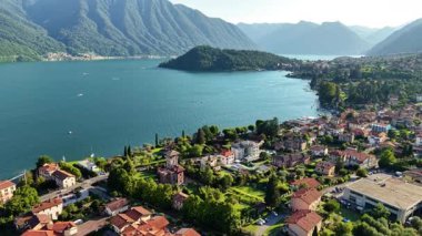 Como Tremezzo Gölü 'nün güzelliğini yukarıdan keşfedin. Resimli evler, yemyeşil alanlar ve berrak bir gökyüzünün altındaki sakin sular. Bu İtalyan mücevherinin cazibesini tecrübe et..