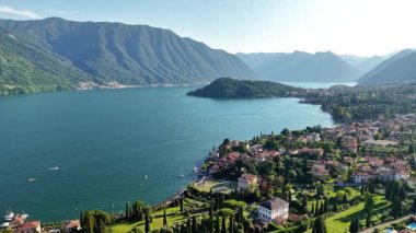 Como Tremezzo Gölü 'nün güzelliğini yukarıdan görün. Görkemli dağlarla ve bereketli manzaralarla çevrili bu İtalyan cennetinin cazibesini gözler önüne seren ışıl ışıl sulara hayran kaldım..
