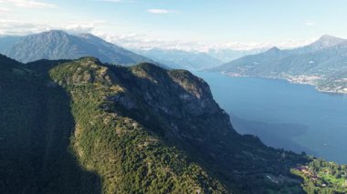 Tremezzo 'daki Como Gölü' nün dingin güzelliğini keşfedin. Bu büyüleyici hava manzarasıyla, bereketli tepeleri, köpüklü suyu ve berrak gökyüzünün altındaki dağları aydınlatın..