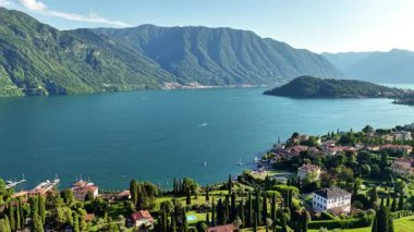 Como Tremezzo Gölü 'nün sakin sularını, bereketli manzaralarını ve günbatımında görkemli dağlara karşı çarpıcı villalarını gösteren nefes kesici hava manzarası..