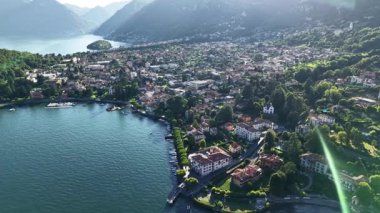 Sakin suların görkemli dağların çerçevelediği büyüleyici binalarla buluştuğu Tremezzo 'daki Como Gölü' nün çarpıcı hava perspektifine bakın. Güzelliği ve mimari uyumu deneyimlemek..